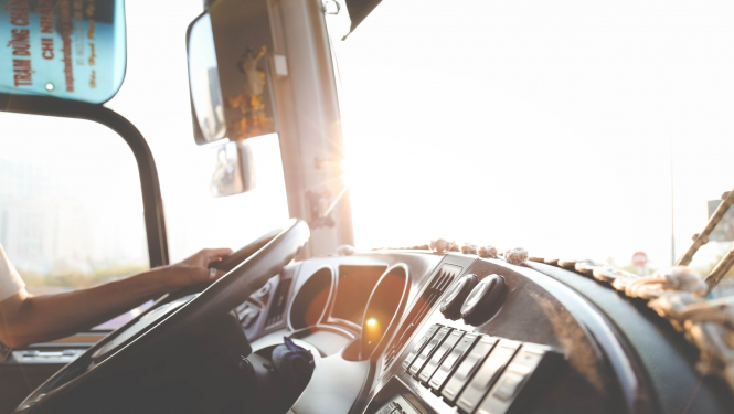 auto salons saules gaismā