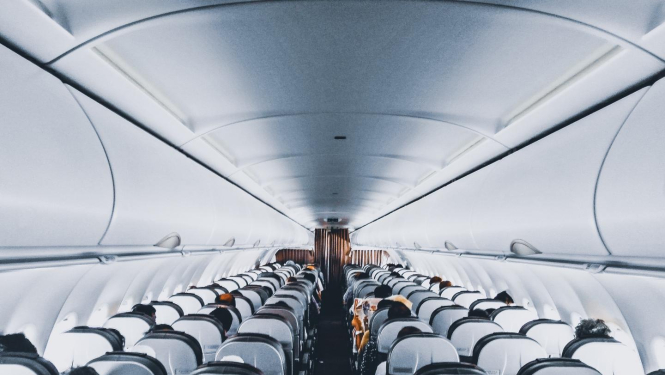 lidmašīnas salons ar pasažieru sēdvietām