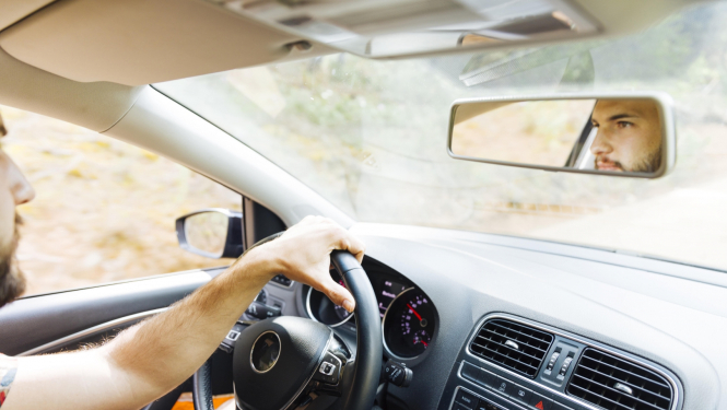 vīrietis pie stūres