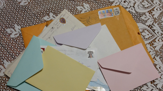 kaudze ar aploksnēm uz rakstainas segas