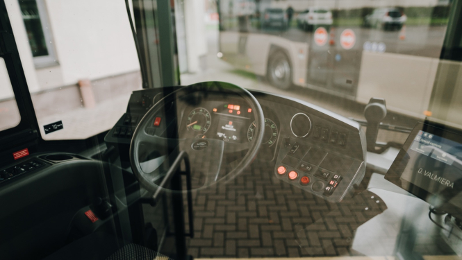 vadītāja vieta sabiedriskajā transportā, stikla atspulgs