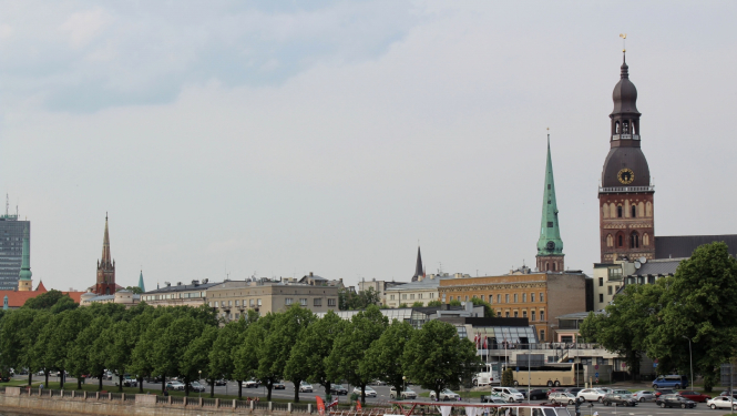 skats uz rīgas krastmalu vasarā