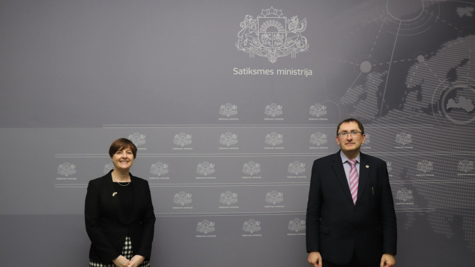 satiksmes ministrs un īrijas vēstniece