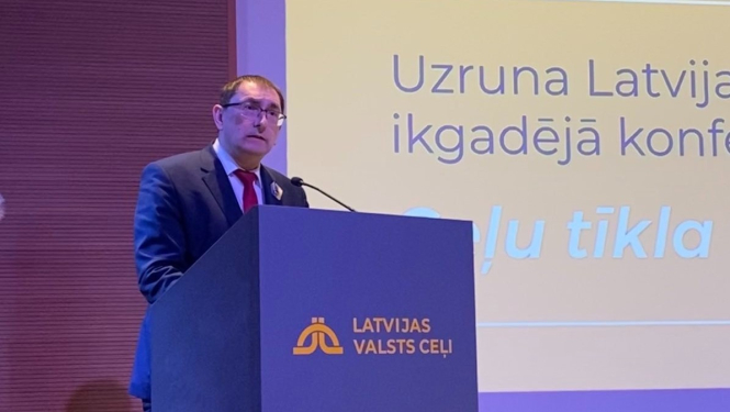 Satiksmes ministrs Tālis Linkaits uzrunā ceļu nozares konferenci