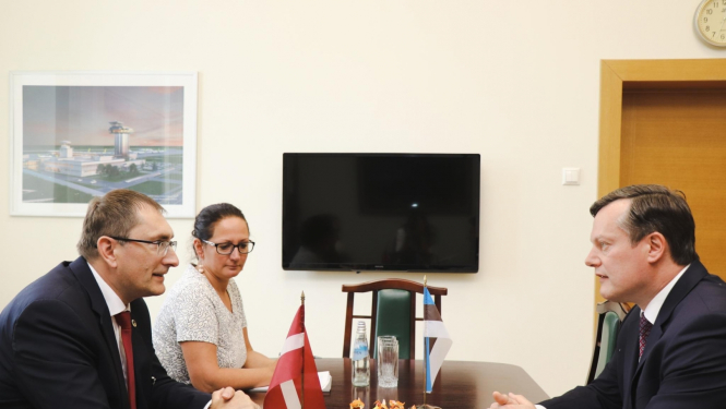 satiksmes ministrs un igaunijas vēstnieks