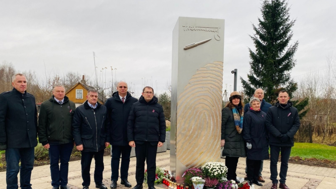 cilvēki pie Teodora Hermanovska pieminekļa