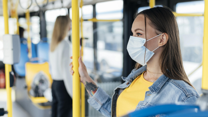 sieviete ar sejas masku sabiedriskajā transportā