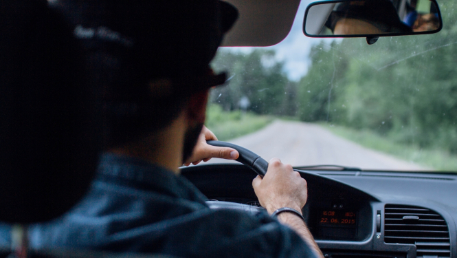 skats uz autovadītāju no mugurpuses