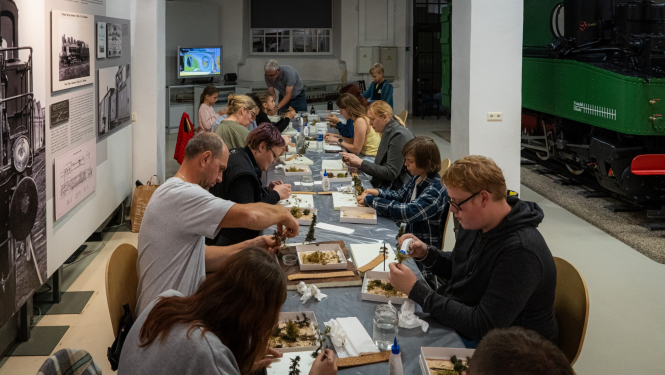 Turpinās meistarklašu cikls “Uzbūvē savu miniatūro dzelzceļa pasauli!” Latvijas dzelzceļa vēstures muzejā