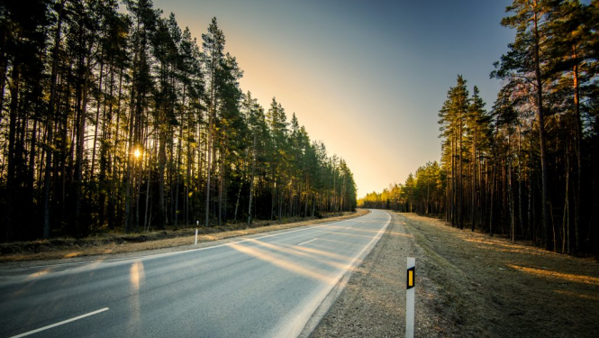 Valsts autoceļš saulrietā