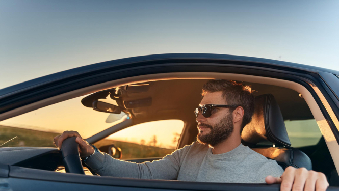 vīrietis auto mašīnā pie stūres