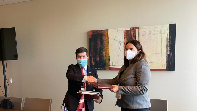 sieviete un vīrietis sarokojas