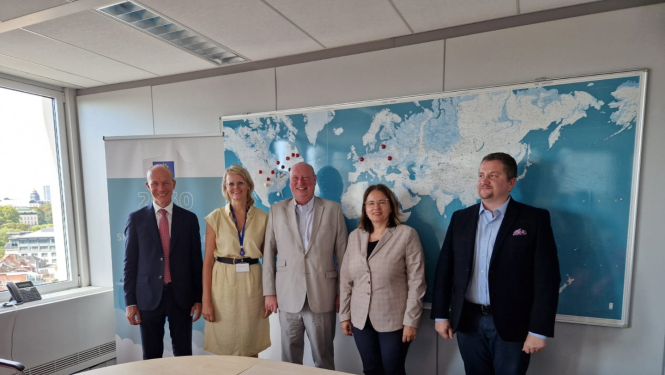 cilvēku grupa pie kartes