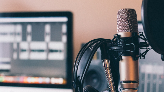 ilustratīvs attēls attēls ar radio ierakstu studiju