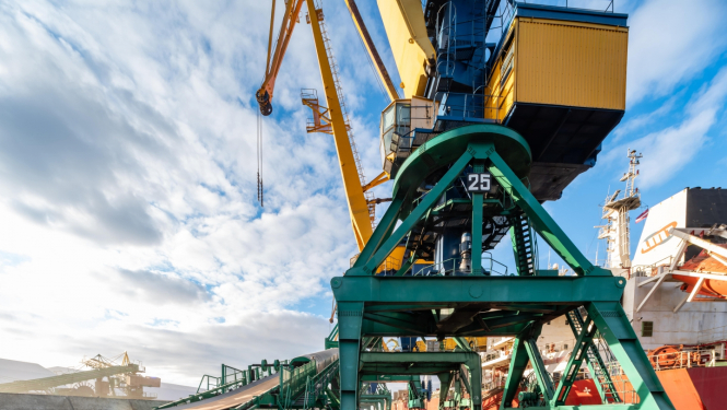 kravu pārkraušana ostā