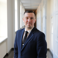 Kristaps Zaļais portrets satiksmes ministrijas telpās