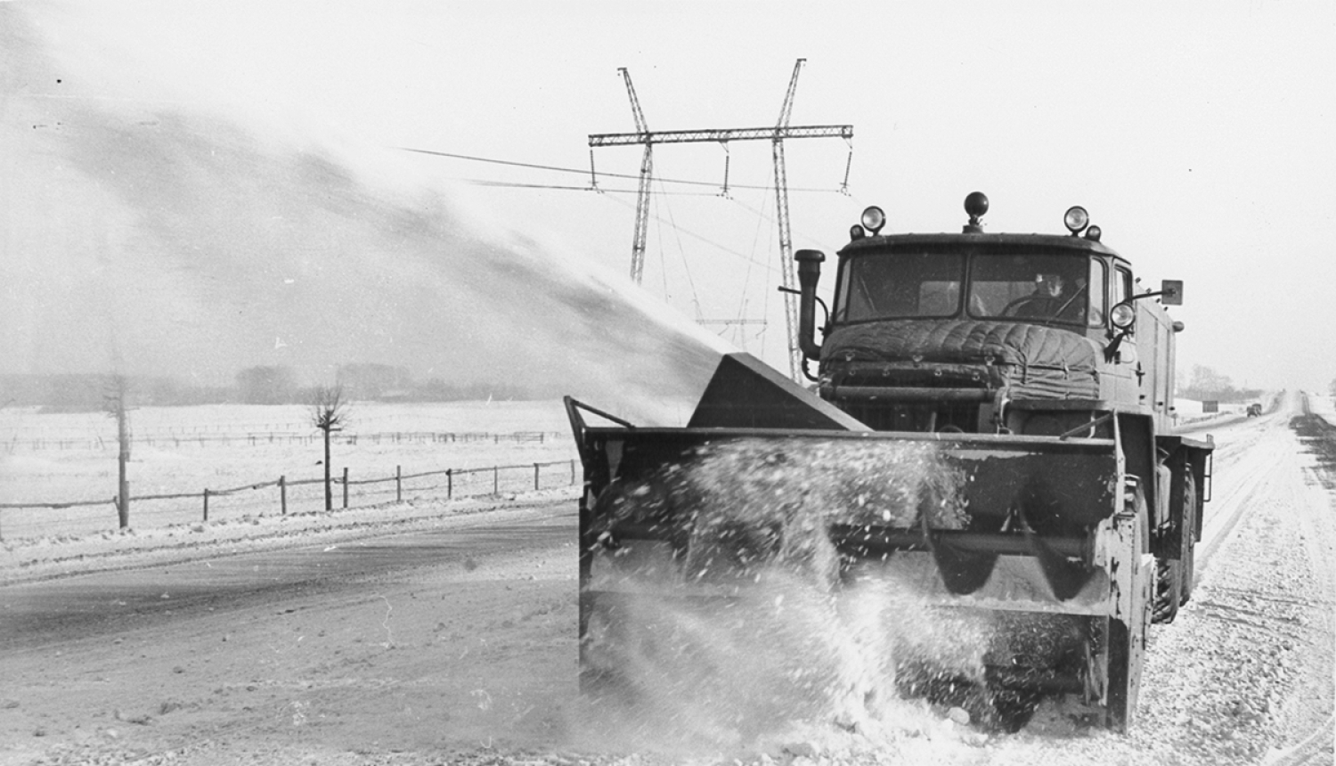 Sniega novākšana Rīgas pievārtes maģistrālēs ar sniega pūtēju, 1970. gadi. Foto no Latvijas Ceļu muzeja.