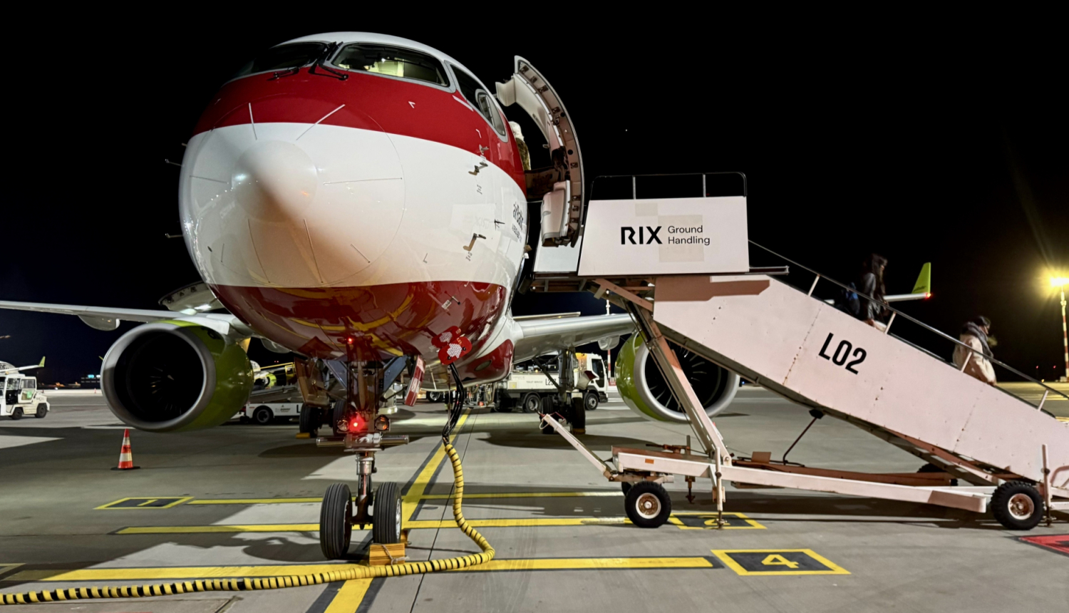 airBaltic lidmašīnas repratriāvijas reisam tuvplāns, Lidmašīna latvijas karoga krāsās