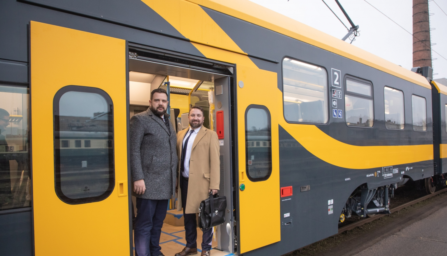 Satiksmes ministrs Jānis Vitenbergs un AS Pasažieru vilciens valdes priekšsēdētājs Rodžers Jānis Grigulis