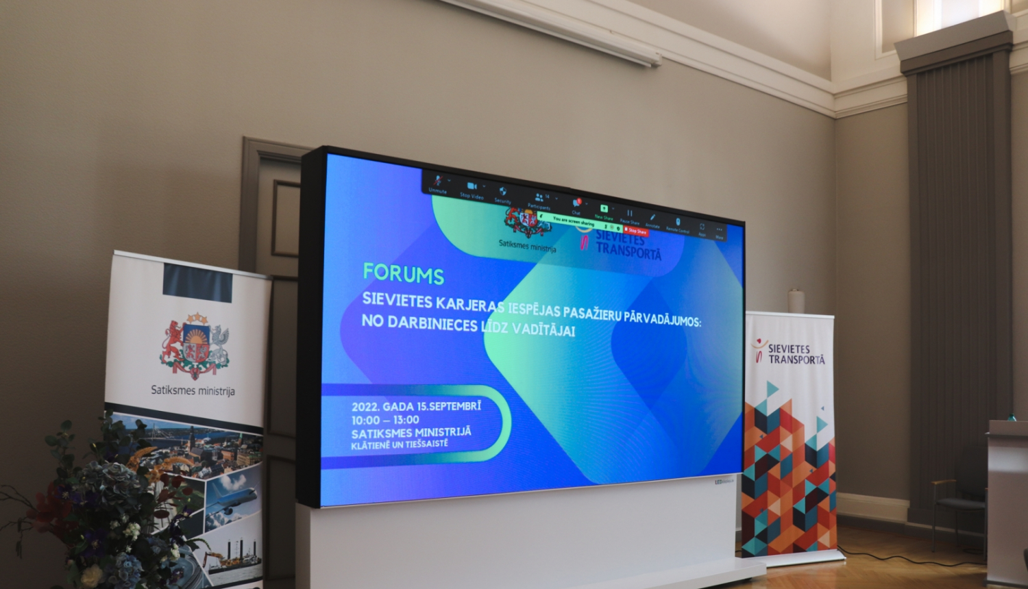 ekrāns un divi baneri