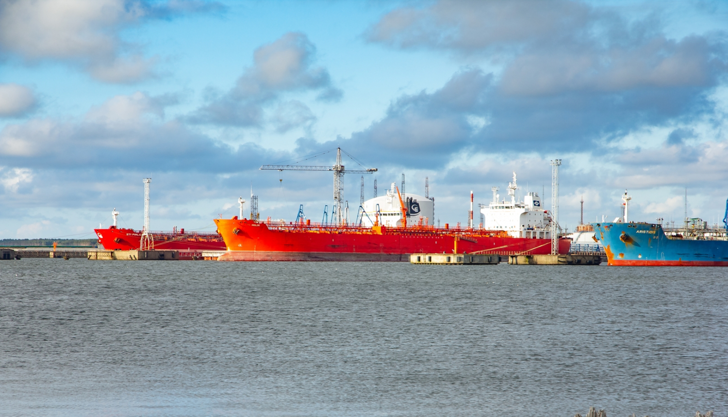 skats no ostas uz kuģiem jūrā