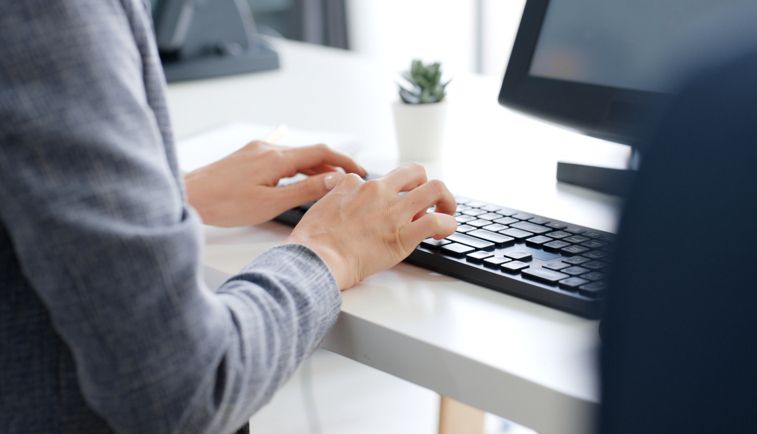 Cilvēka rokas raksta uz datora klaviatūras