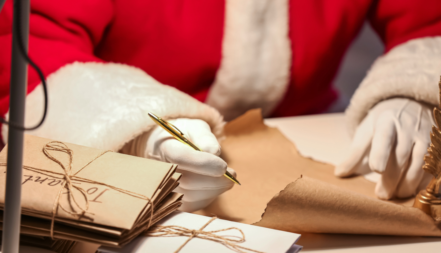 Salavecīša rokas raksta vēstuli. Tām priekšā rēgojas jau vairākas sarakstītas vēstules