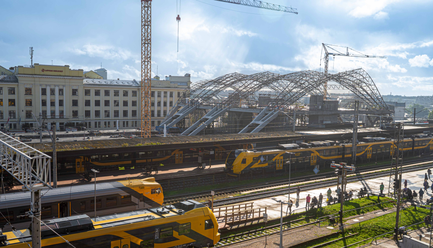 Rīgas centrālā stacija ar vivi vilcieniem