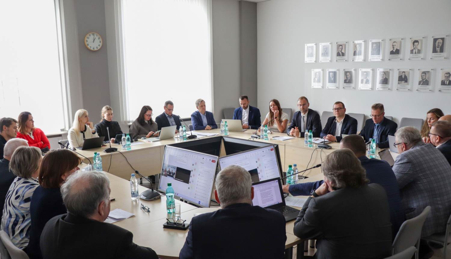 Latvijas Pašvaldību savienība un ministrs sēž pie apaļā galda un apspriežās