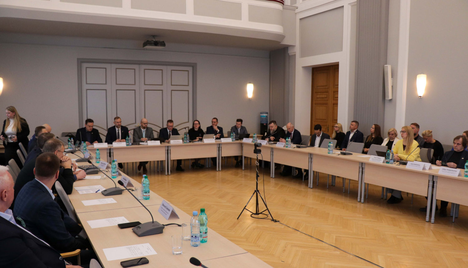 Ceļu satiksmes drošības padomes sēde notiek Satiksmes ministrijas Lielajā zēlē un attļeā ir kopskats ar visiem dalībniekiem,kas sēž šajā zālē