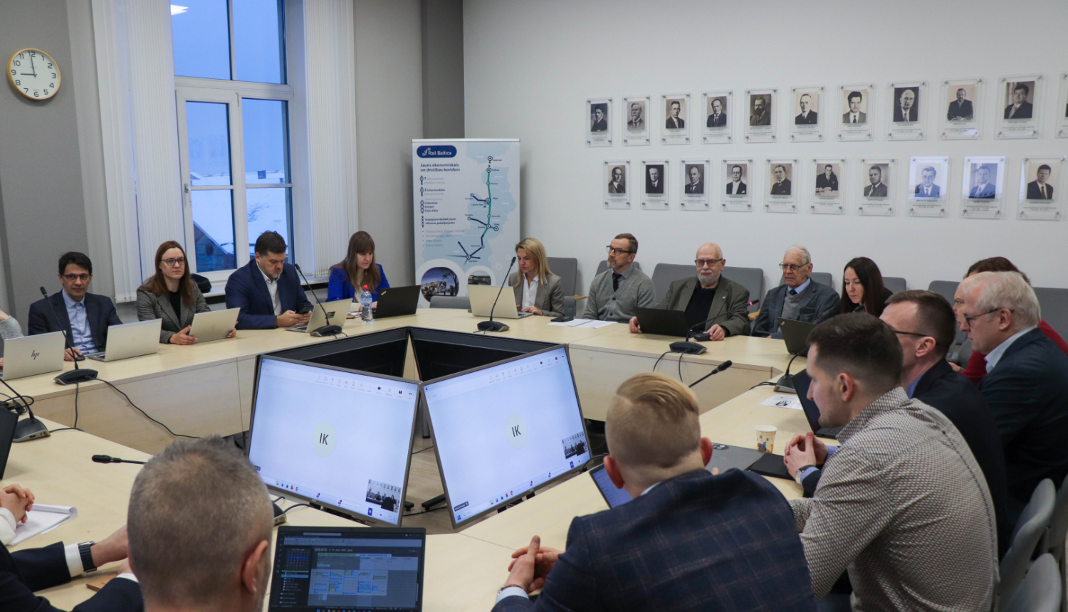 Sanāksme par pasākumu īstenošanai telefonkrāpniecības apkarošanai. Visi dalībnieki sēž pie apaļā galda