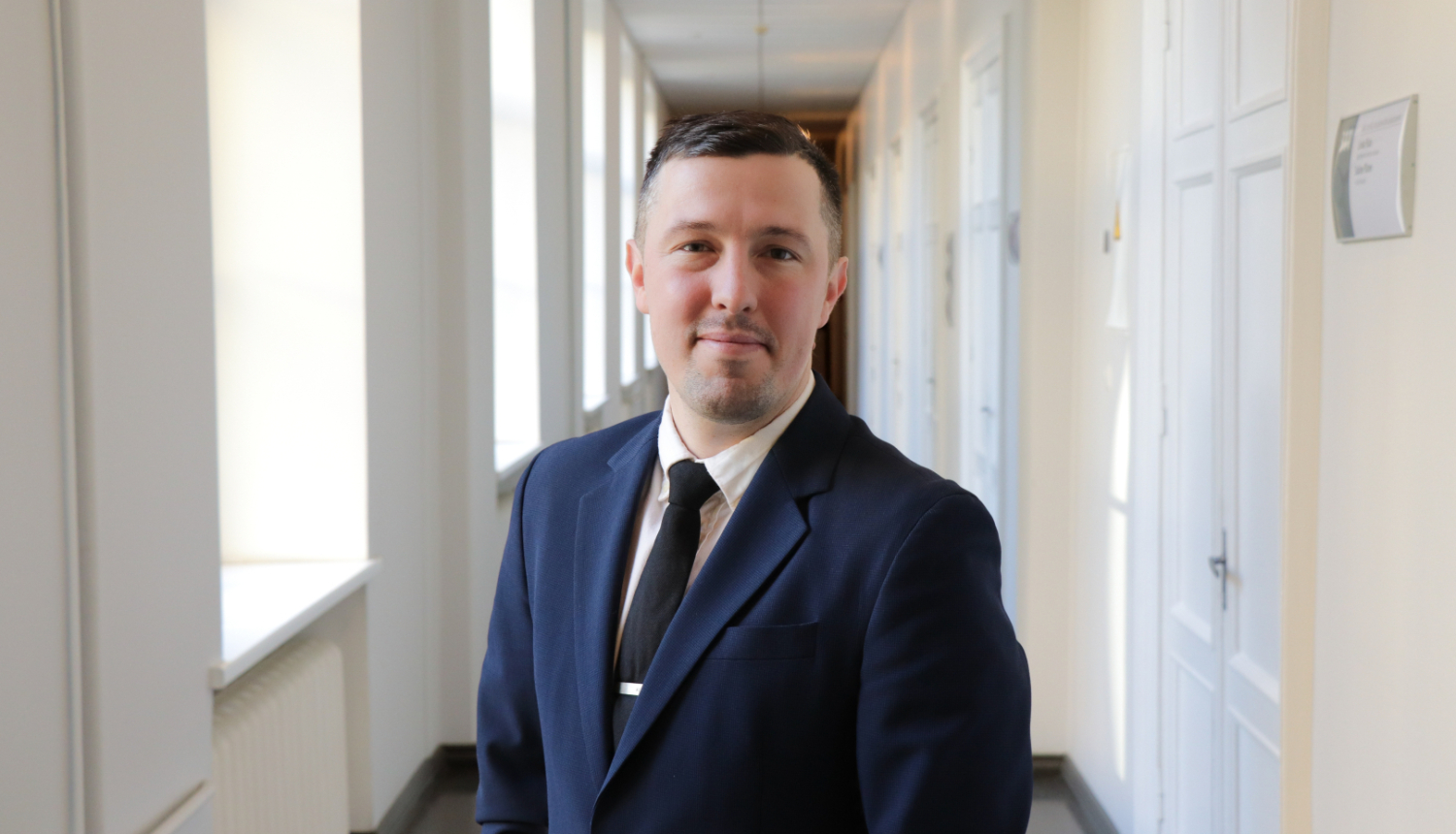 Kristaps Zaļais portrets satiksmes ministrijas telpās