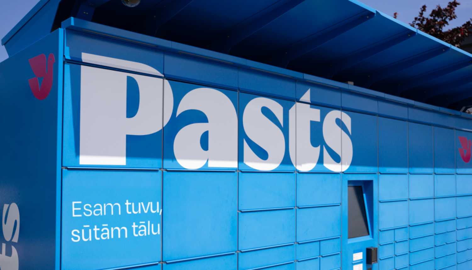 Latvijas Pasts pakomāts zilā krāsā