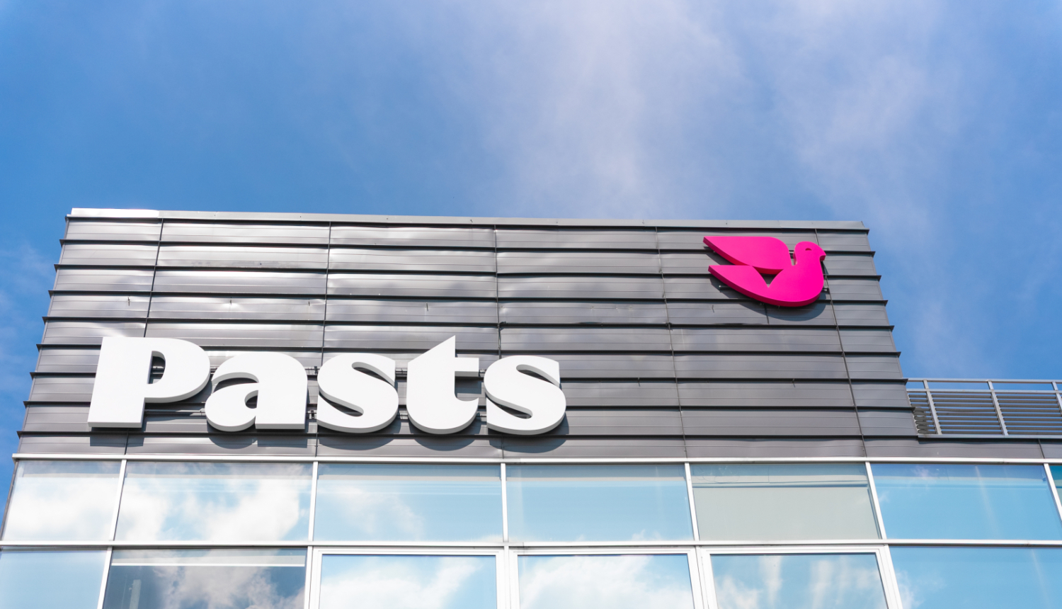 Latvijas Pasta ēka no ārpuses,kur redzamslogo uz ēkas sienas