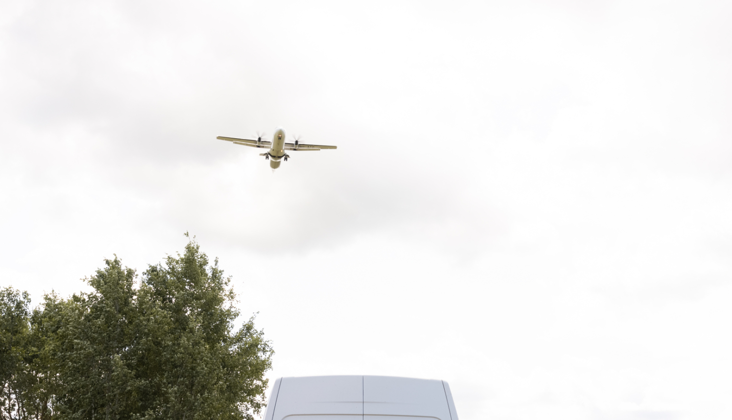 Latvijas pasts busiņš un lidmašīna debesīs