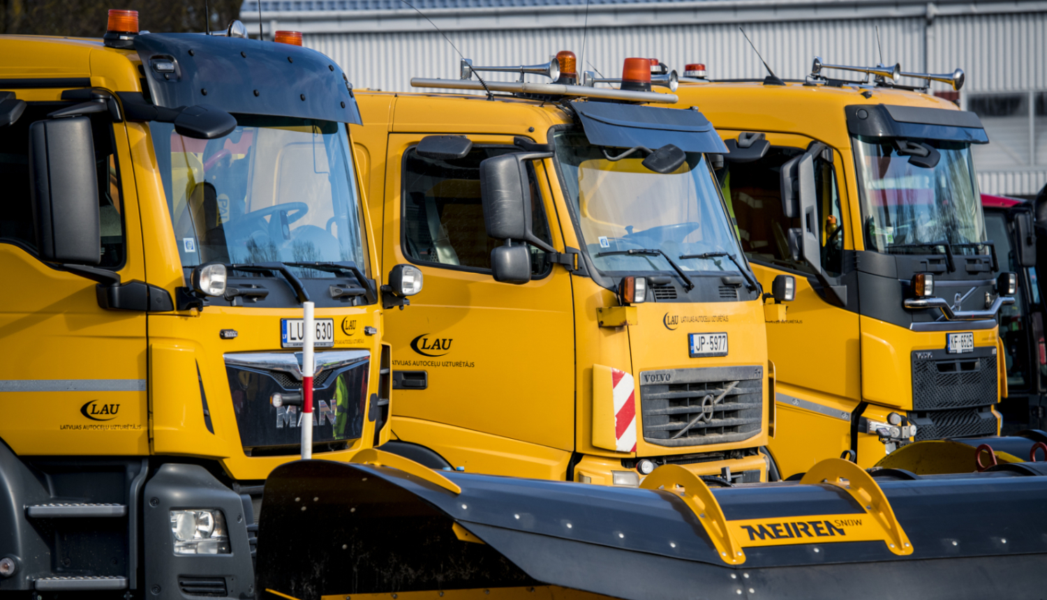 LAU publicitātes attēls, kurā redzami trīs dzeltenas krāsas traktori