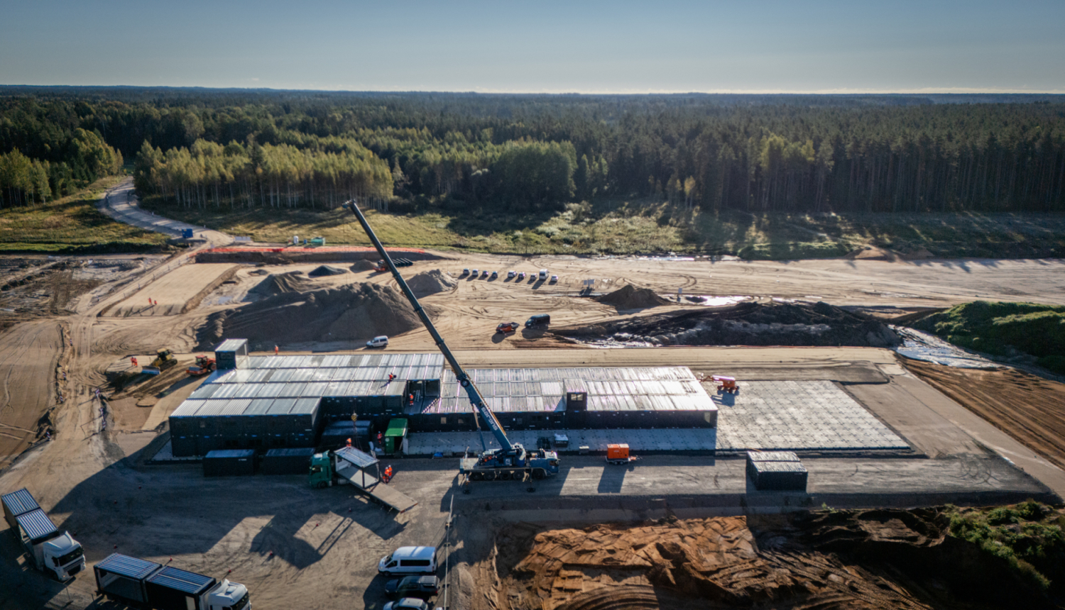 Topošā Rail Baltica infrastruktūras apkopes punkta būvlaukumā Iecavas tuvumā uzsākta reģionālā biroja būvniecība, kas būs galvenais koordinācijas centrs pamattrases dienvidu posma būvniecībai no Lietuvas robežas līdz Misai