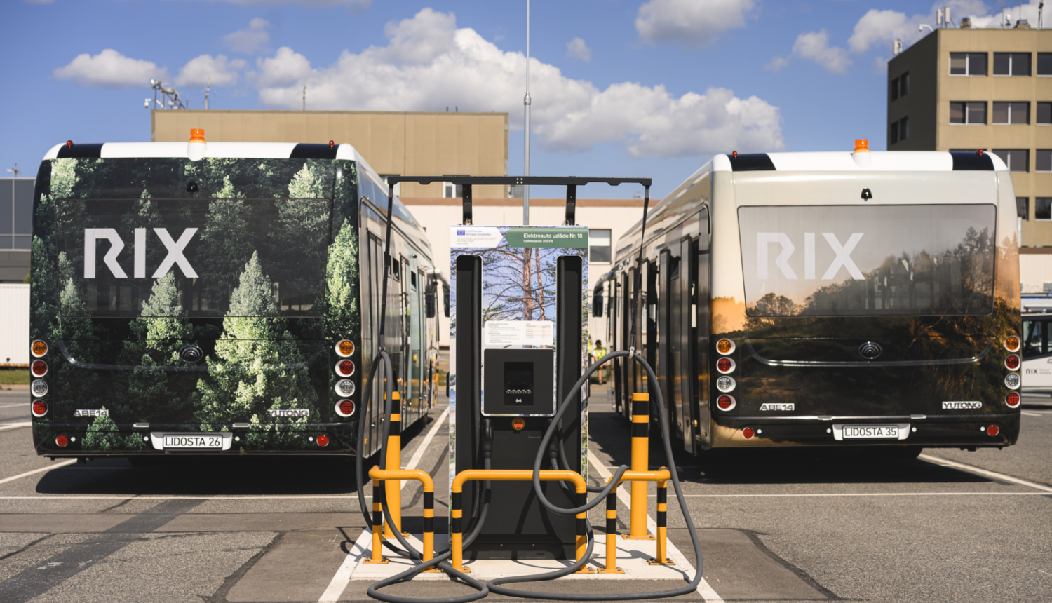 RIX Rīgas lidosta, kurā stāv divi pasažieru autobusi ar RIX zīmola apdruku