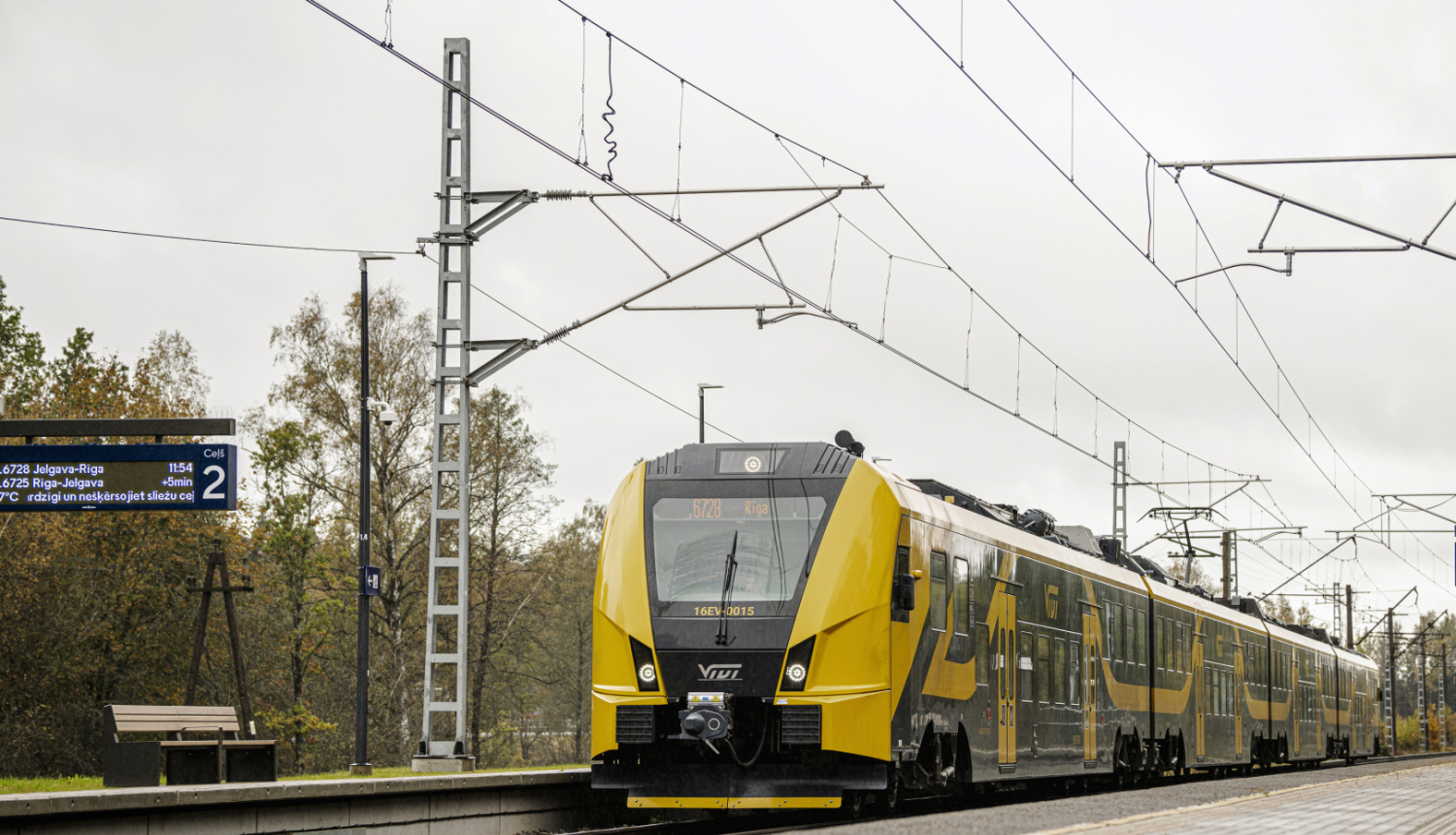 Vivi vilciens pieturvietā. Maršrutā Jelgava-Rīga