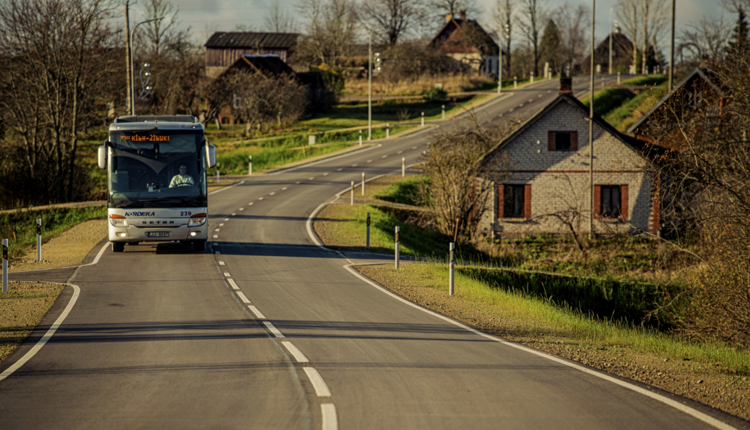 autobuss brauc pa ceļu