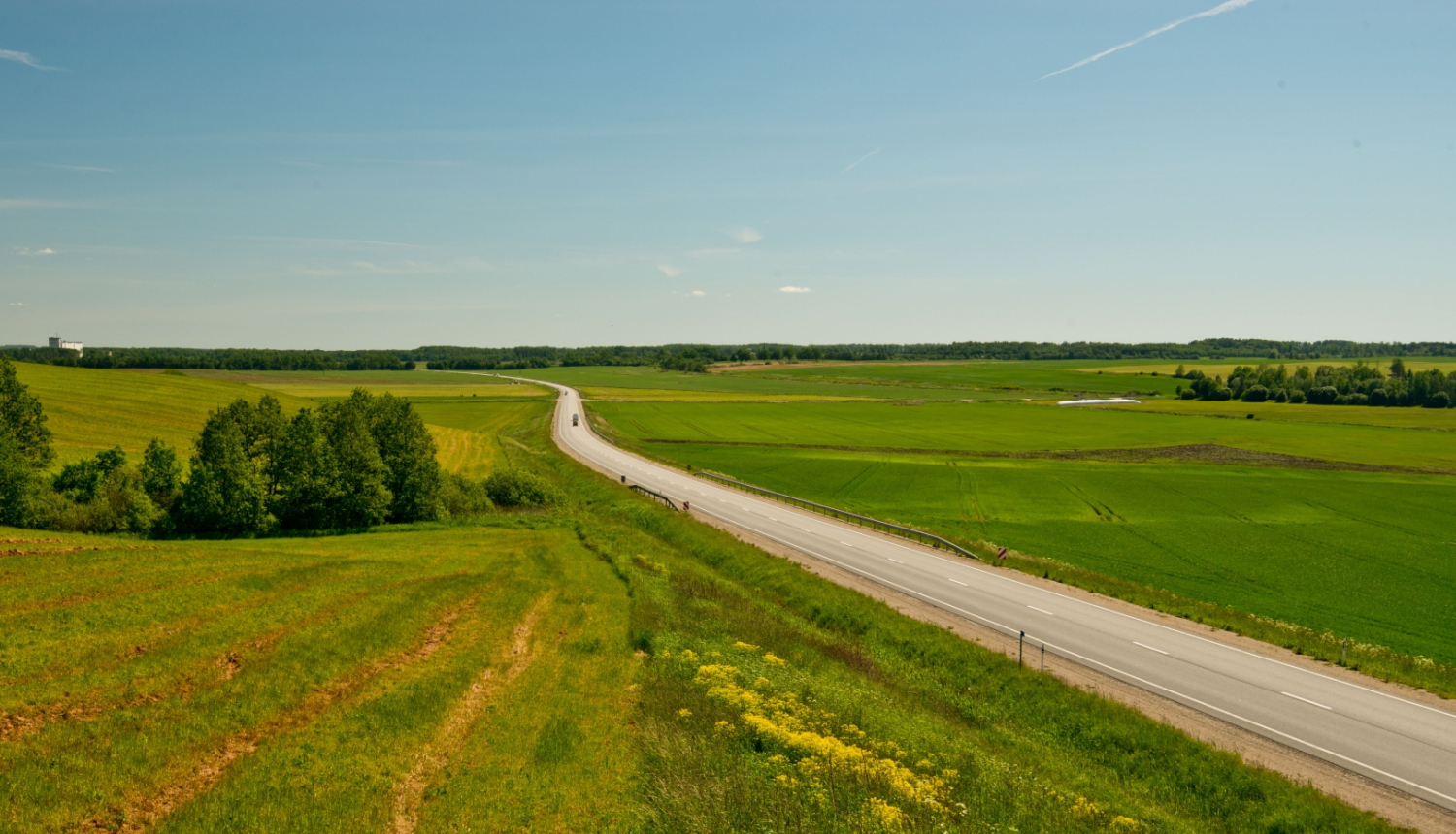 skats uz ceļu pavasarī