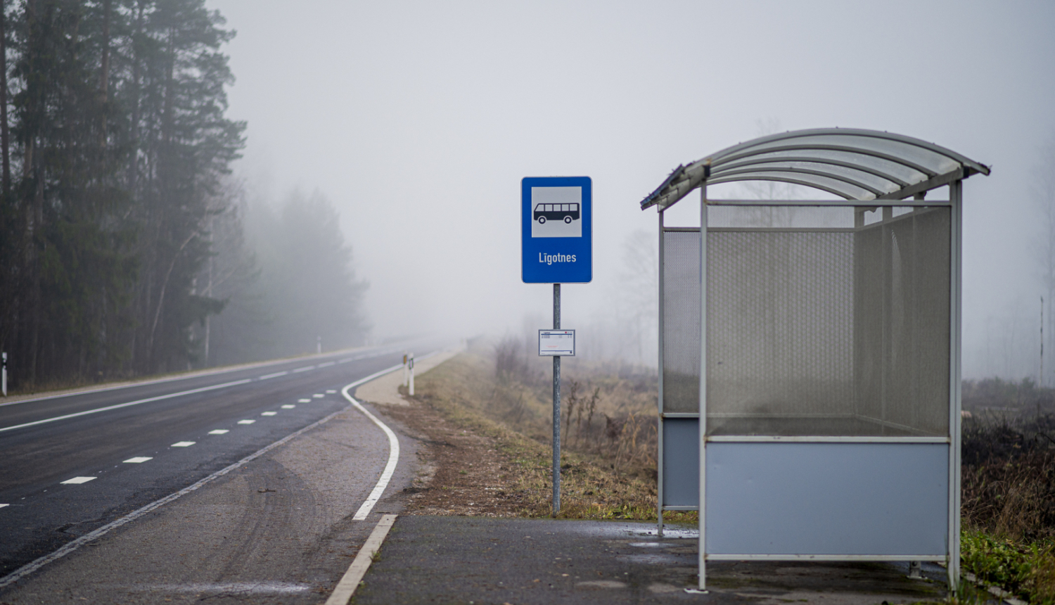 Reģionālā transporta pietura rudenī