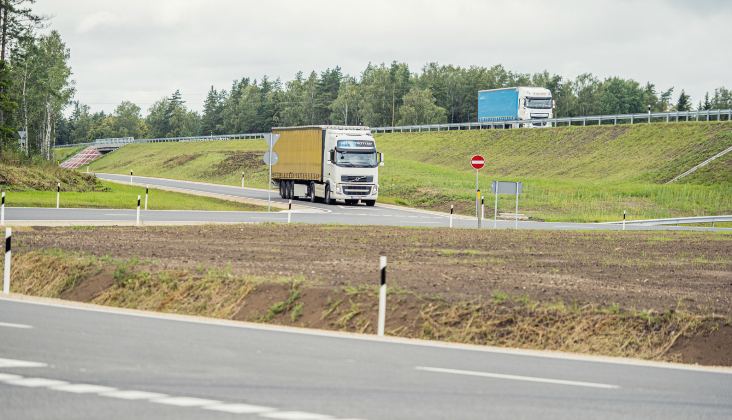 Šoseja pa kuru brauc divi smagie auto