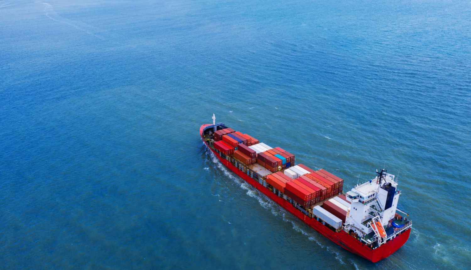 kravas kuģis jūrā