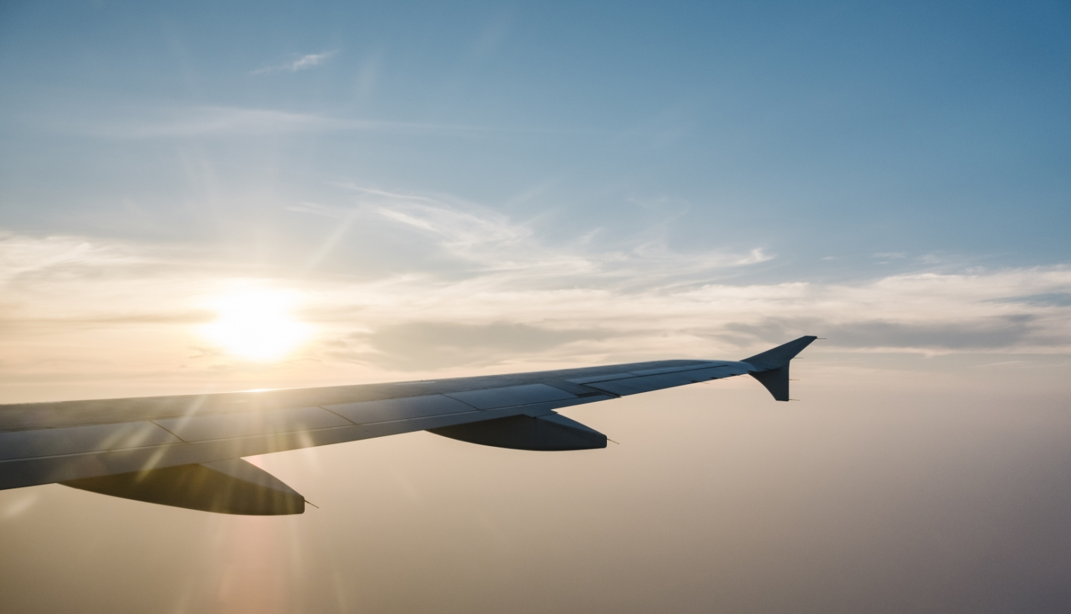 lidmašīnas spārns mākoņos