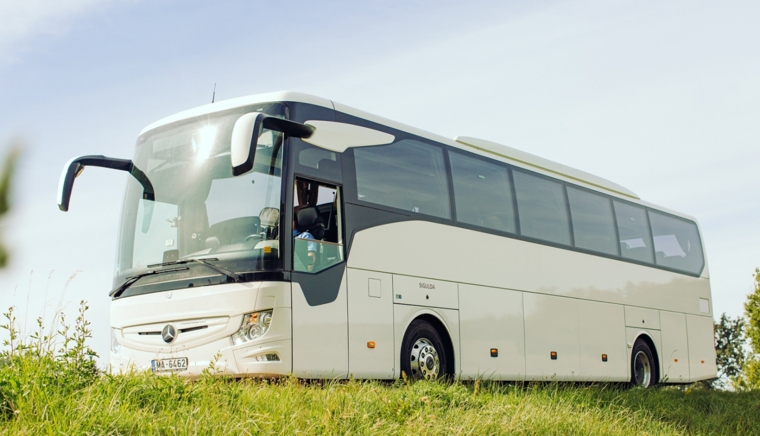 autobuss uz autoceļa saulainā vasaras dienā
