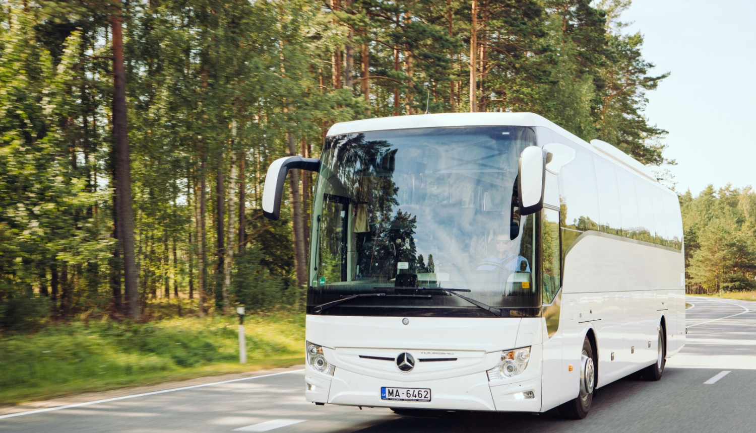 autobuss uz autoceļa saulainā vasaras dienā