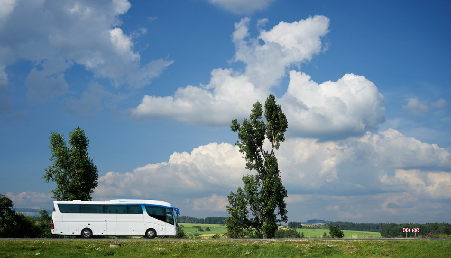 autobuss lauku ainavā saulainā dienā