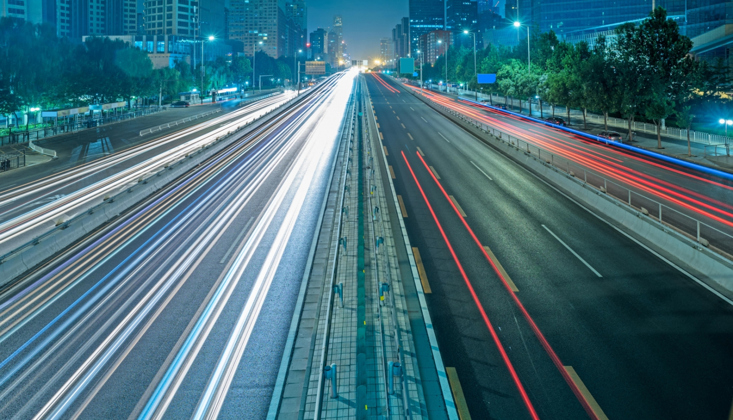 izplūdušas gaismas uz šosejas