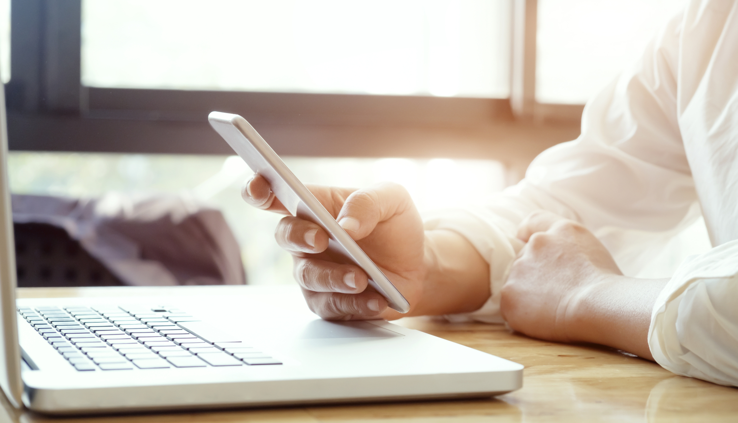 viedtālrunis un dators